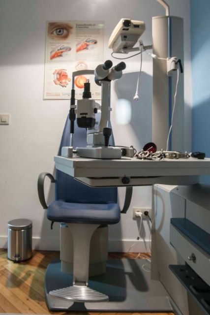 Clínicas de Oftalmología Dr. Fandiño silla y herramientas para examen visual