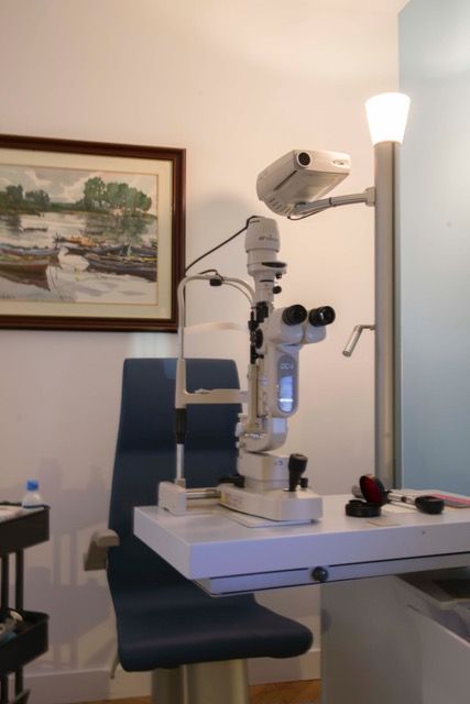 Clínicas de Oftalmología Dr. Fandiño silla para examen visual