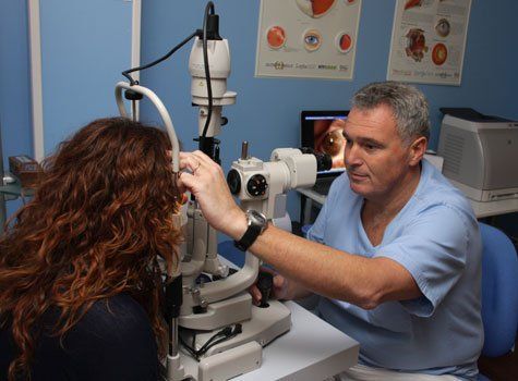 Clínicas de Oftalmología Dr. Fandiño profesional realizando examen visual