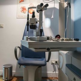 Clínicas de Oftalmología Dr. Fandiño silla y herramientas para examen visual