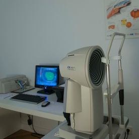 Clínicas de Oftalmología Dr. Fandiño maquina para revisión de los ojos