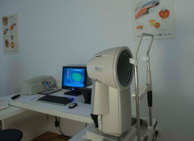 Clínicas de Oftalmología Dr. Fandiño maquina para revisión de los ojos